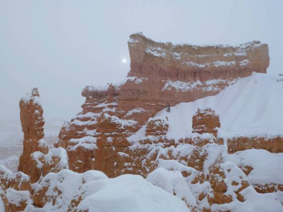 O sol aparece timidamente atrás das nuvens em dia gelado no Bryce Canyon National Park, em Utah, nos Estados Unidos
